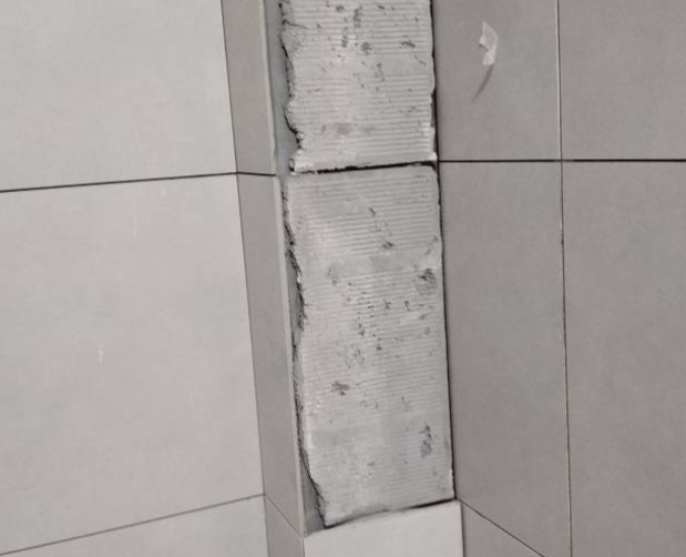 哈密瓷砖空鼓维修公司分享下瓷砖施工前基层浇水润湿程度不足，可能导致以下问题